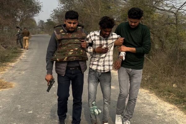 पुलिस ने मुठभेड़ के बाईक सवार बदमाश किये गिरफ्तार।